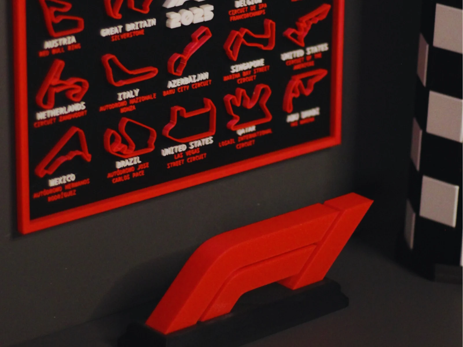 Design em Alta Velocidade: Calendário F1 2025 e Troféu Exclusivo
